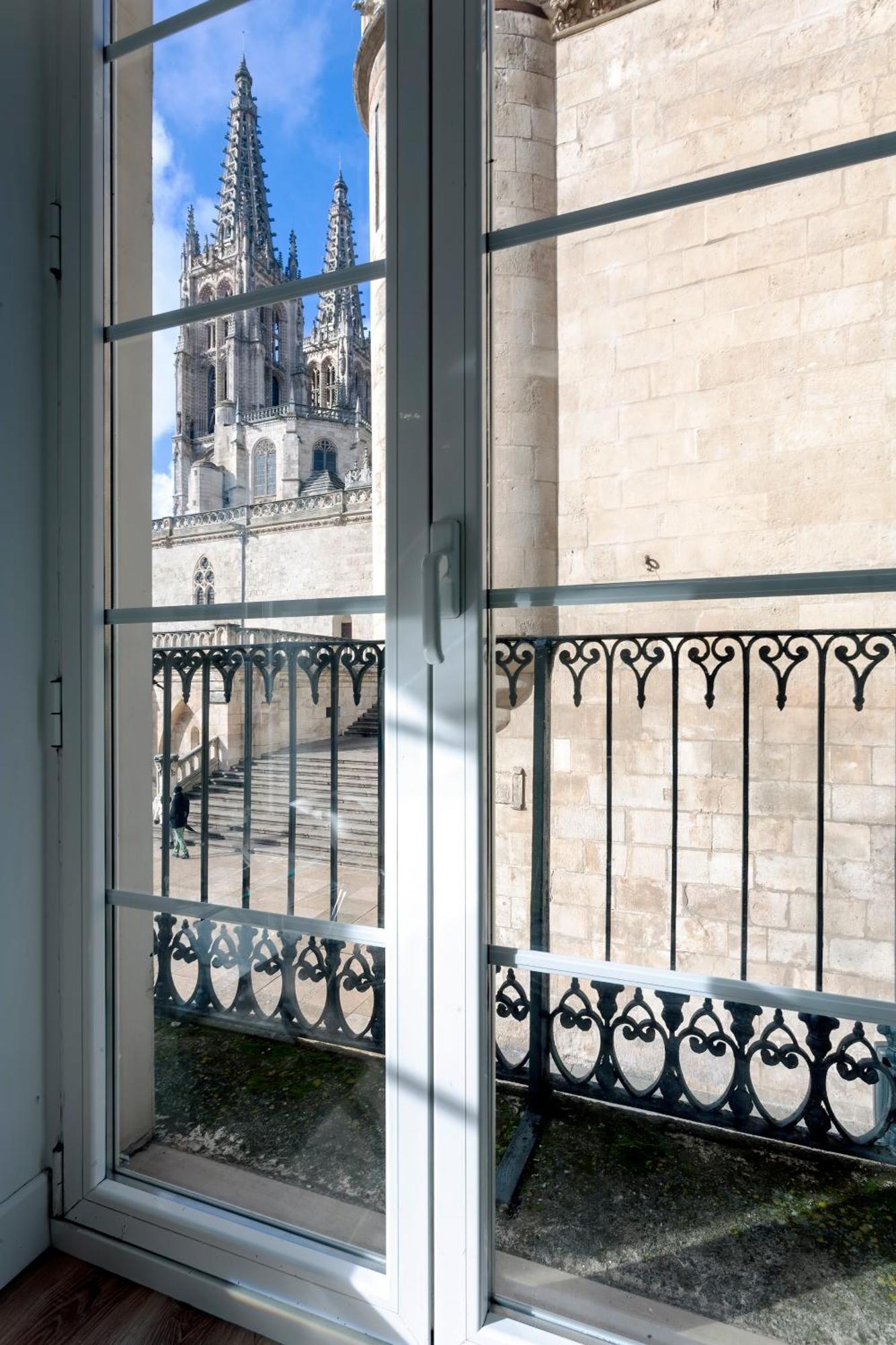 Cinco Balcones A La Catedral By Unique Rooms Burgos Exterior photo